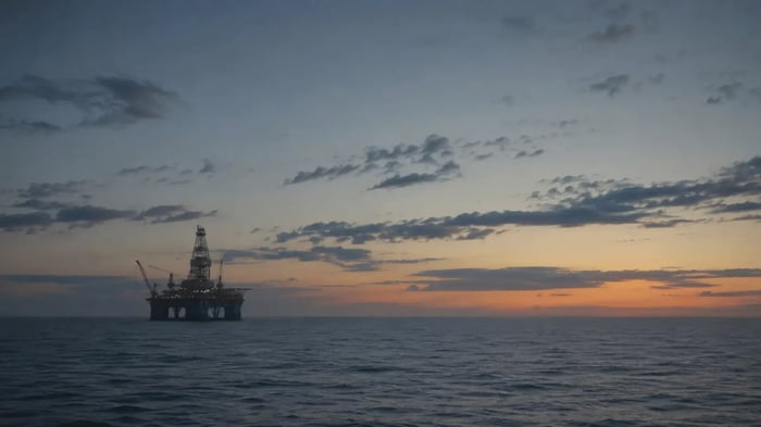 deepwater-offshore-rig-horizon-sunset